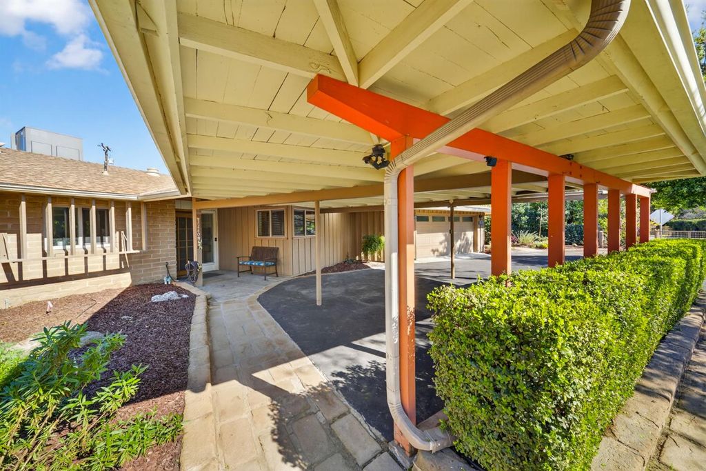 Image 5 of property listing at 4872 N Arcade Avenue, Fresno, CA 93704