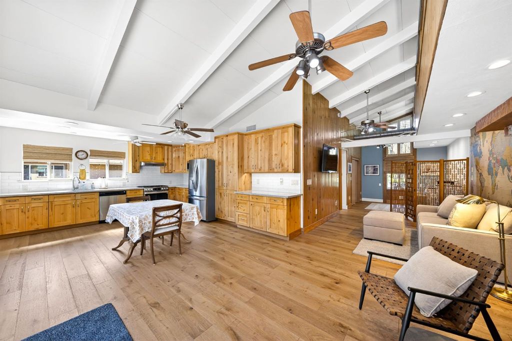 Image 54 of property listing at 4872 N Arcade Avenue, Fresno, CA 93704