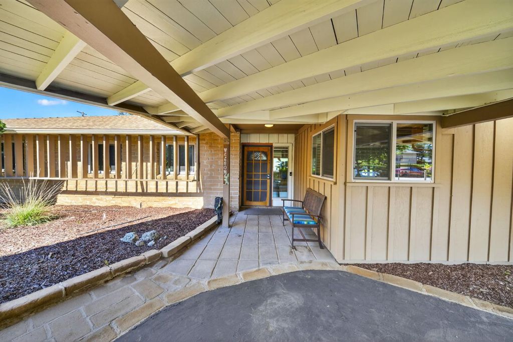 Image 6 of property listing at 4872 N Arcade Avenue, Fresno, CA 93704