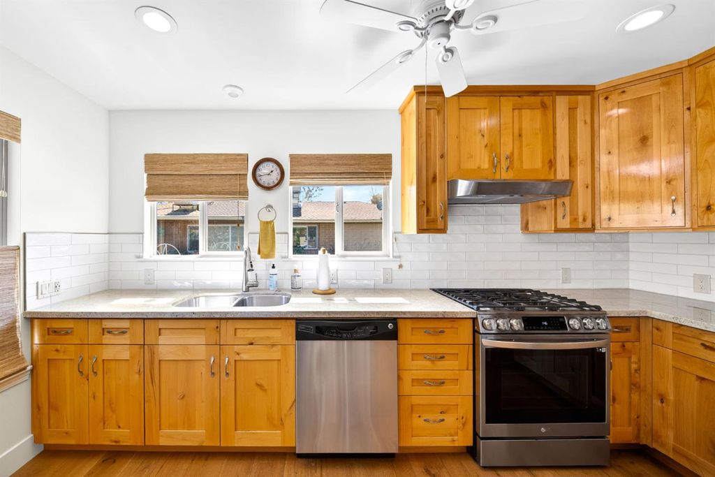 Image 60 of property listing at 4872 N Arcade Avenue, Fresno, CA 93704