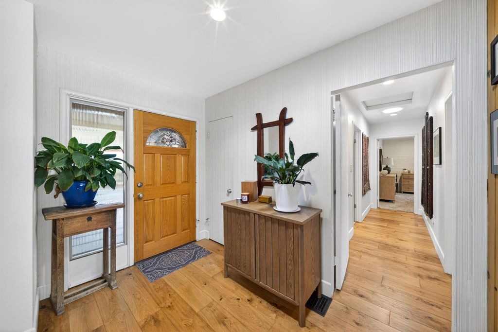 Image 7 of property listing at 4872 N Arcade Avenue, Fresno, CA 93704