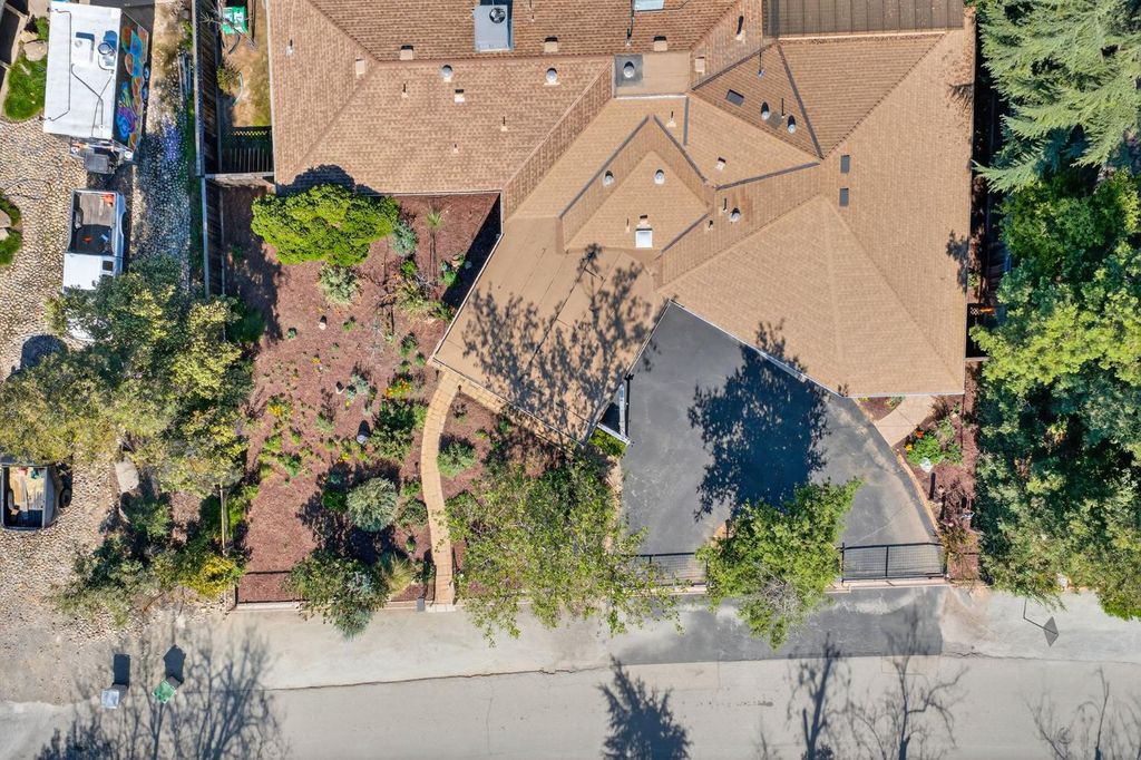 Image 73 of property listing at 4872 N Arcade Avenue, Fresno, CA 93704