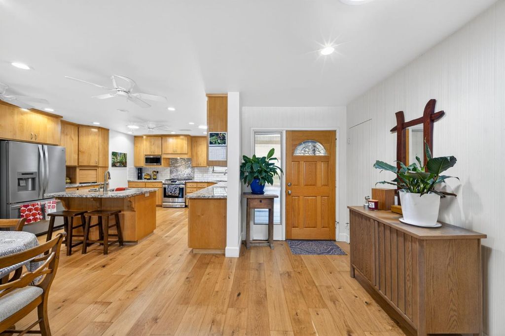 Image 8 of property listing at 4872 N Arcade Avenue, Fresno, CA 93704