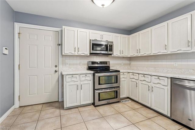 812 Coverdale LN, Virginia Beach, VA 23452