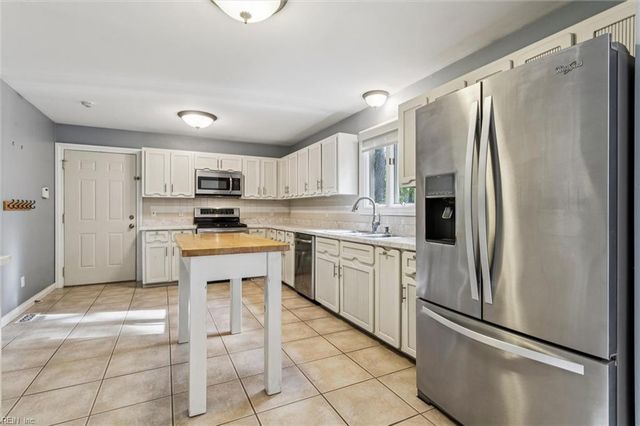 812 Coverdale LN, Virginia Beach, VA 23452