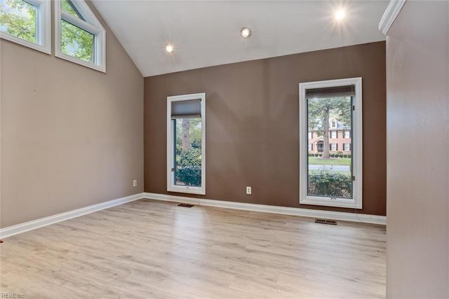 812 Coverdale LN, Virginia Beach, VA 23452