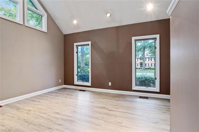 812 Coverdale LN, Virginia Beach, VA 23452