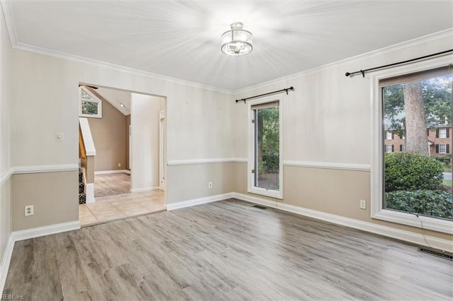 812 Coverdale LN, Virginia Beach, VA 23452