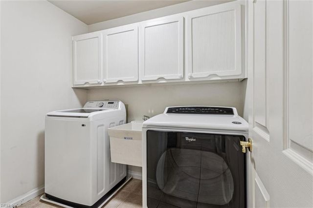 812 Coverdale LN, Virginia Beach, VA 23452