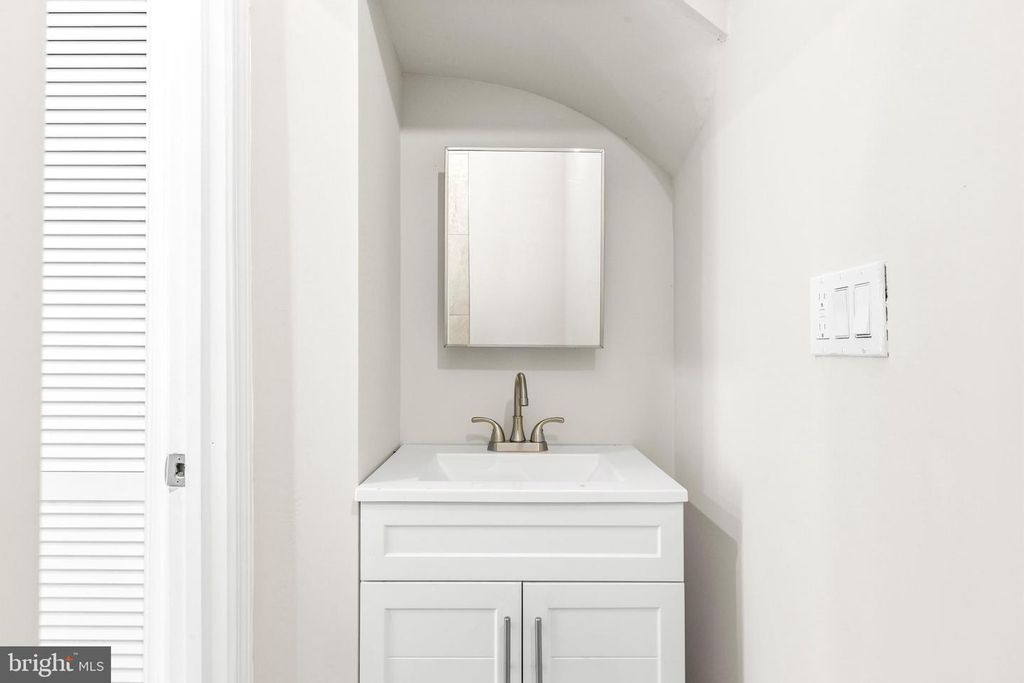Image 17 of property listing at 1927 SAINT PAUL ST, Baltimore, MD 21218