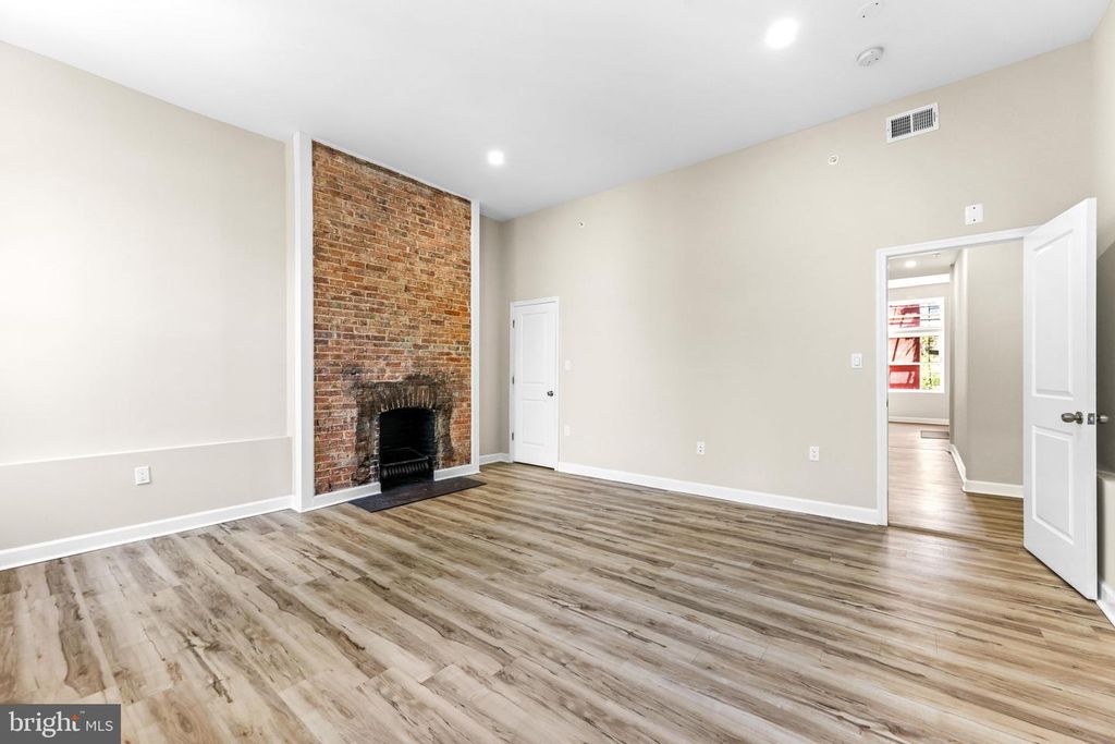 Image 37 of property listing at 1927 SAINT PAUL ST, Baltimore, MD 21218