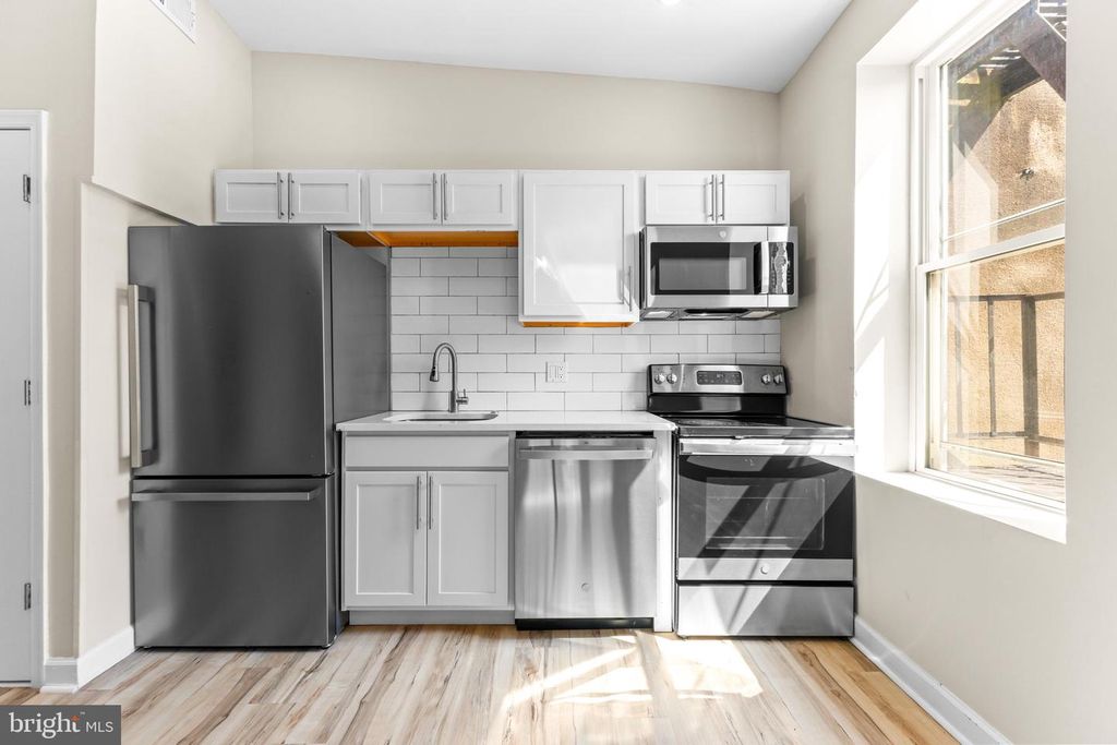 Image 41 of property listing at 1927 SAINT PAUL ST, Baltimore, MD 21218