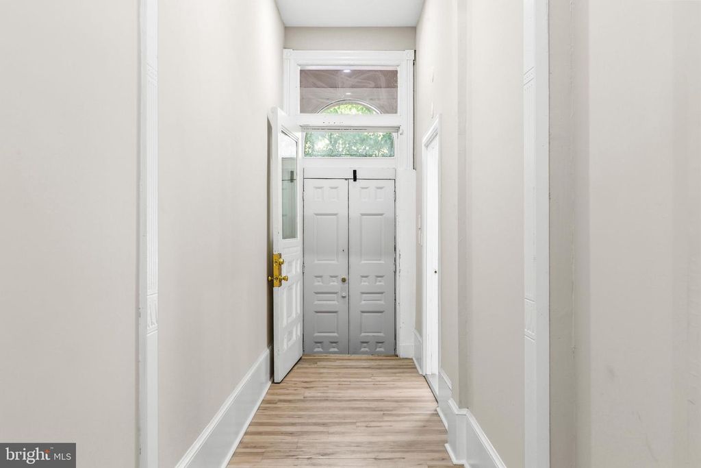 Image 7 of property listing at 1927 SAINT PAUL ST, Baltimore, MD 21218