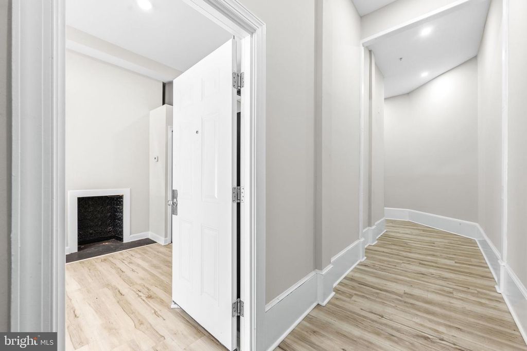 Image 8 of property listing at 1927 SAINT PAUL ST, Baltimore, MD 21218