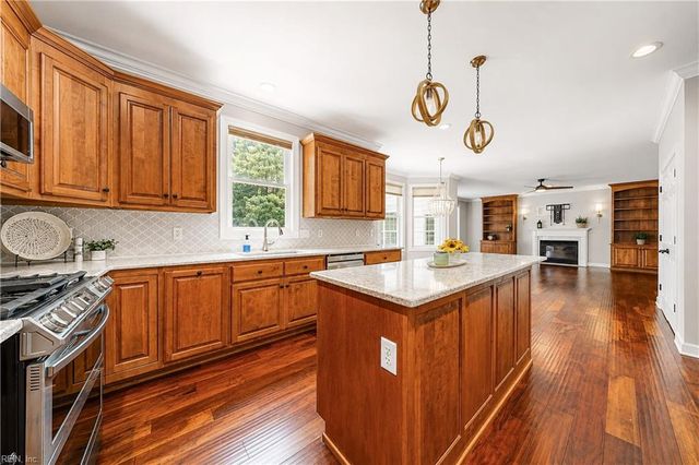 101 Shorewood TRCE, Yorktown, VA 23693