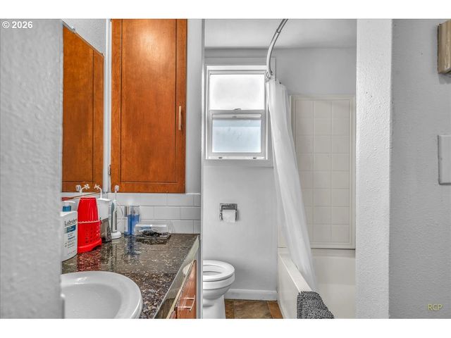 240 Ne 80TH Ave, Portland, OR 97213