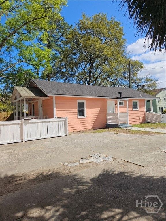 Image 6 of property listing at 22 W 59th Street, Savannah, GA 31405