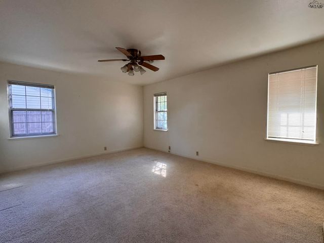 815 E IKARD STREET, Henrietta, TX 76365