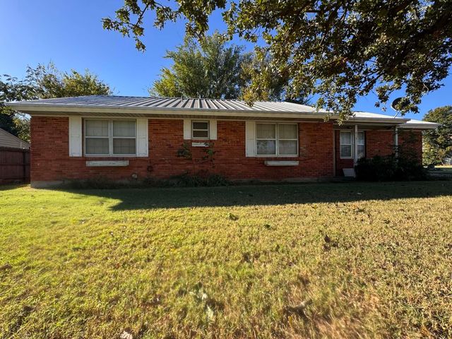 815 E IKARD STREET, Henrietta, TX 76365