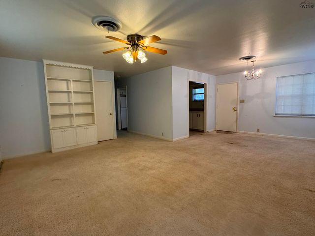 815 E IKARD STREET, Henrietta, TX 76365