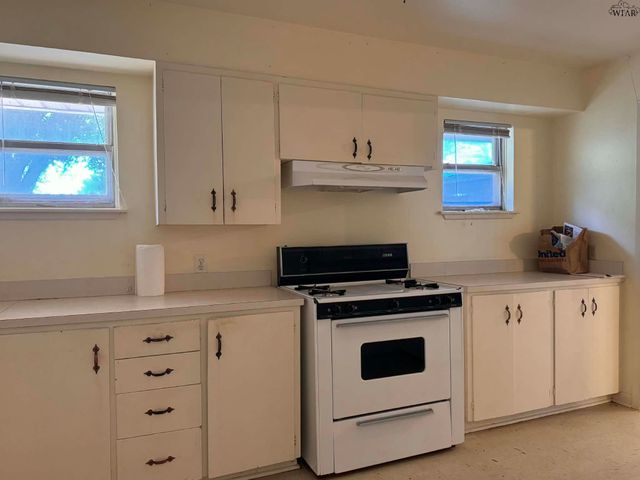 815 E IKARD STREET, Henrietta, TX 76365