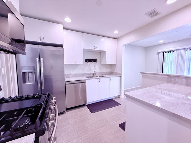 70 Margate Court C2, Schaumburg, IL 60193