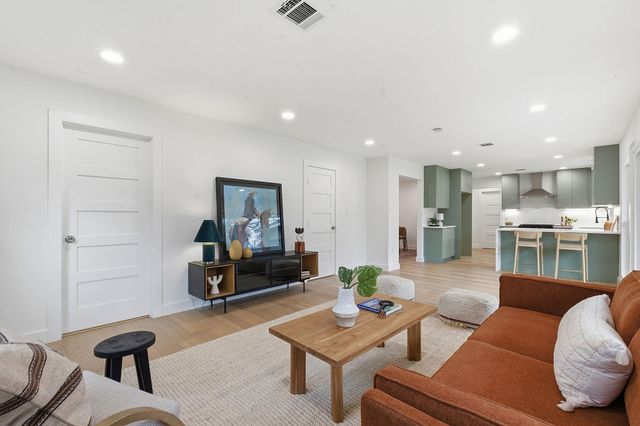 2005 Oakglen DR, Austin, TX 78745