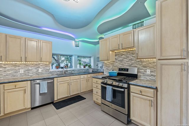 106 Mecca Dr, San Antonio, TX 78232