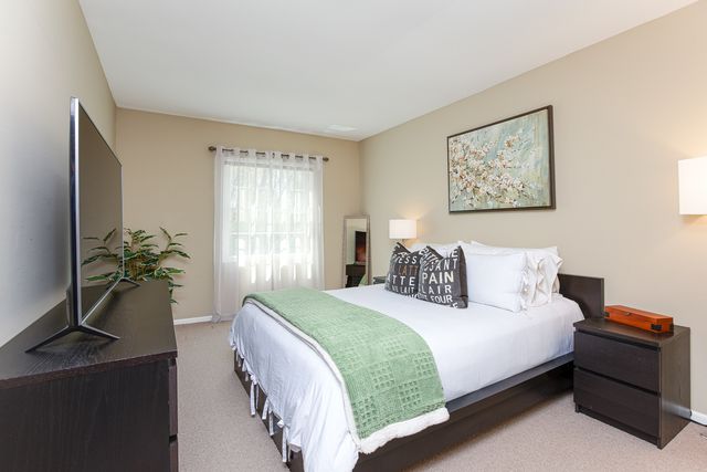 271 BUTTERNUT Lane 271, Streamwood, IL 60107