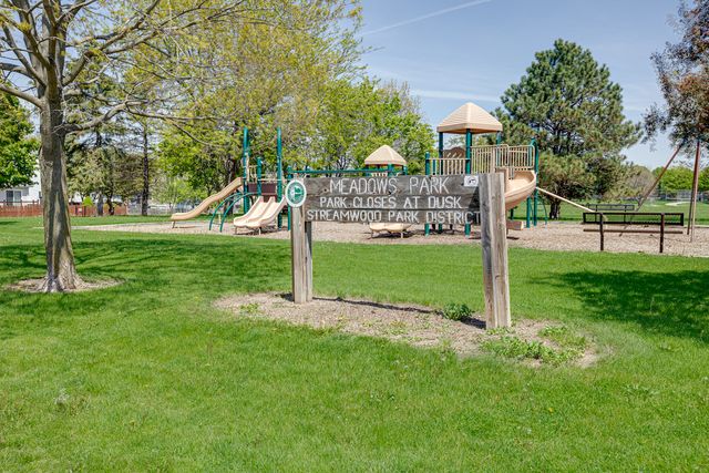 271 BUTTERNUT Lane 271, Streamwood, IL 60107