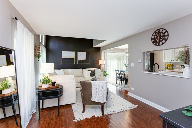 271 BUTTERNUT Lane 271, Streamwood, IL 60107
