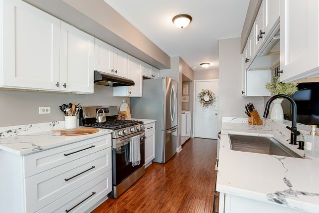 271 BUTTERNUT Lane 271, Streamwood, IL 60107