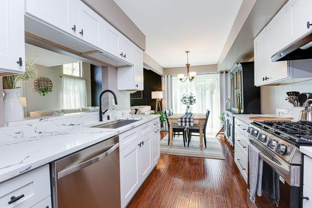 271 BUTTERNUT Lane 271, Streamwood, IL 60107