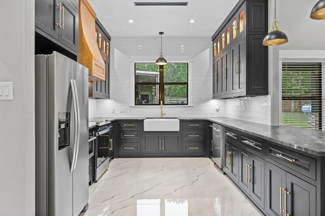 19691 Village Forest Drive, Montgomery, TX 77356