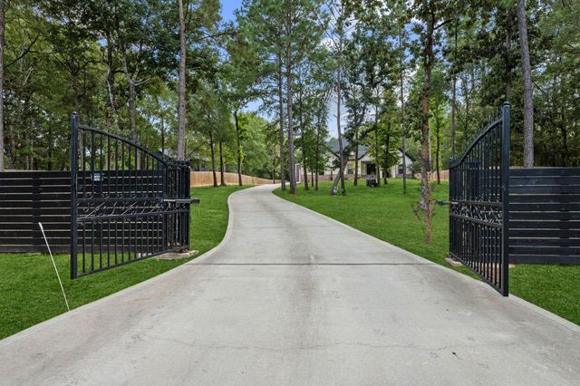 19691 Village Forest Drive, Montgomery, TX 77356