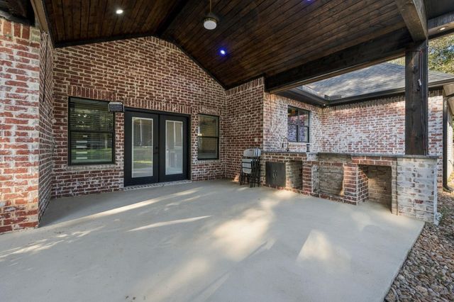 19691 Village Forest Drive, Montgomery, TX 77356