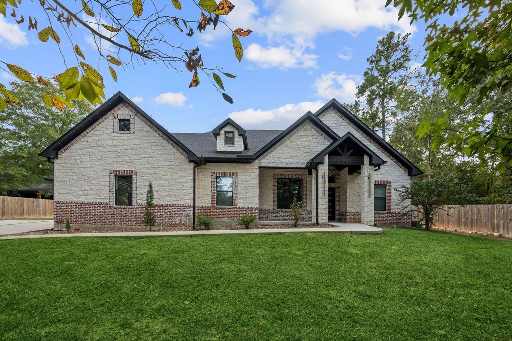 19691 Village Forest Drive, Montgomery, TX 77356