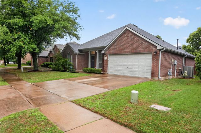 9122 Water Oak Drive, Arlington, TX 76002