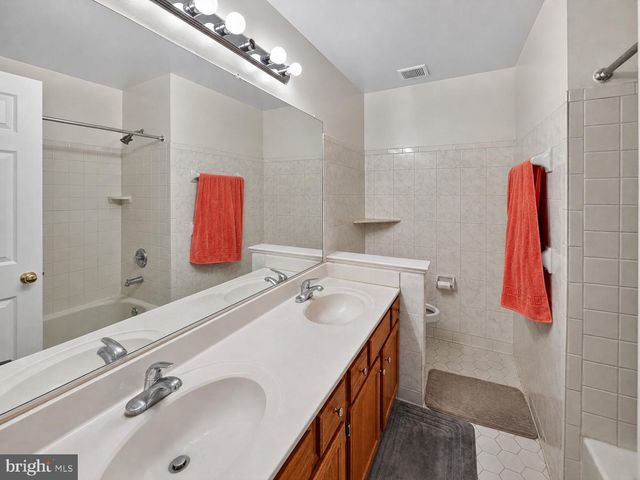 14739 FLOWER HILL DR, Centreville, VA 20120