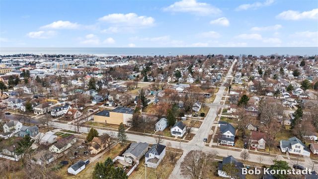 319 N Rowe Street, Ludington, MI 49431