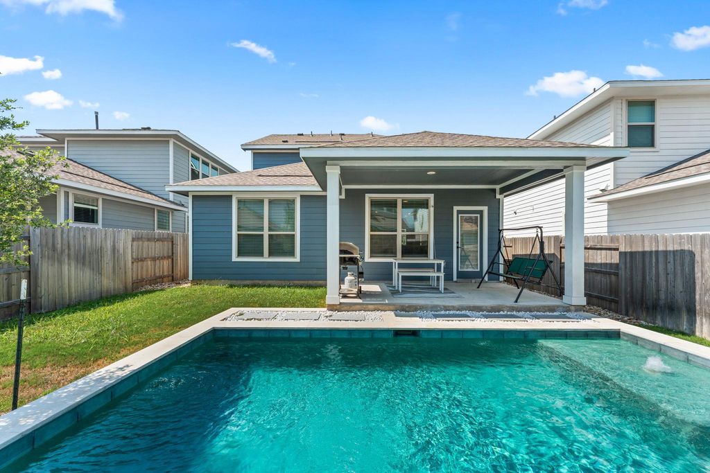 8512 McKamy DR, Austin, TX 78744