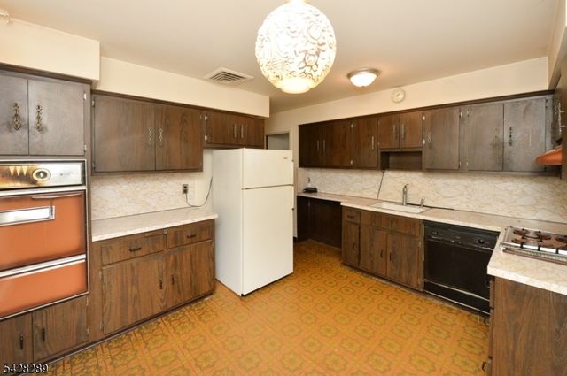 5 Dorothy St, Fair Lawn Boro, NJ 07410
