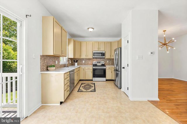 16 LINDA LN, Aston, PA 19014