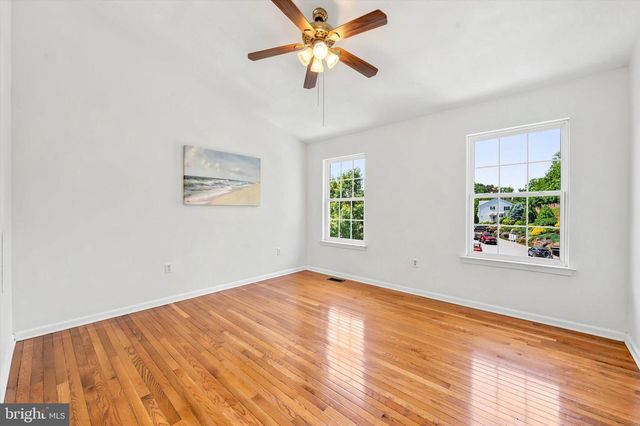 16 LINDA LN, Aston, PA 19014