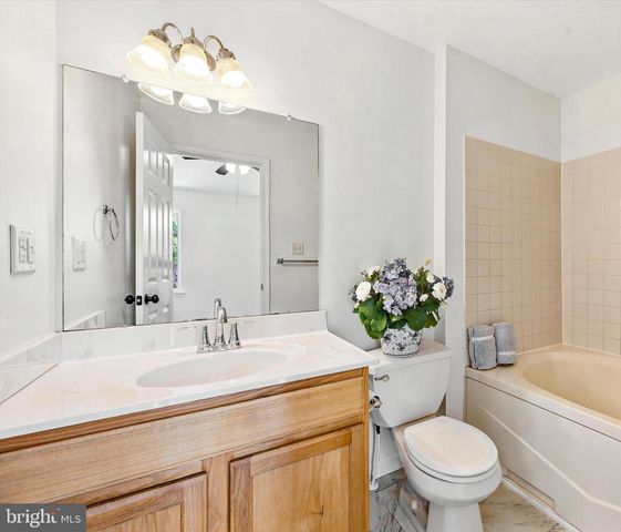 16 LINDA LN, Aston, PA 19014
