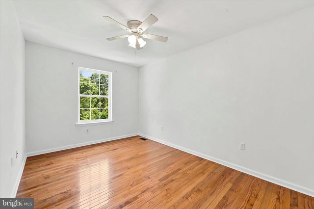 16 LINDA LN, Aston, PA 19014