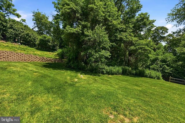 16 LINDA LN, Aston, PA 19014