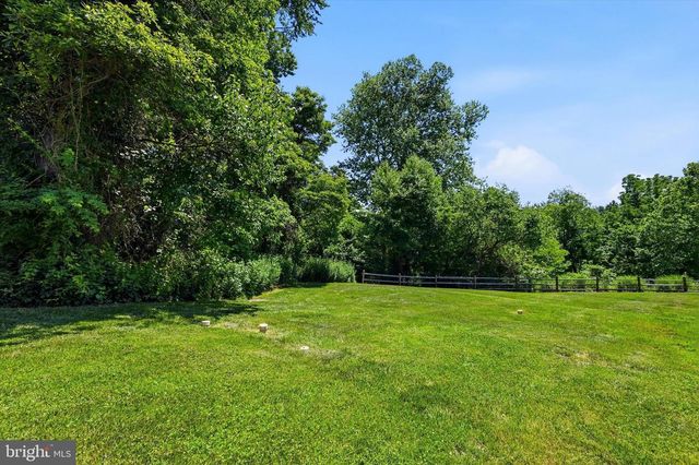 16 LINDA LN, Aston, PA 19014
