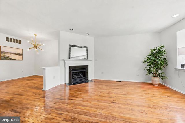 16 LINDA LN, Aston, PA 19014