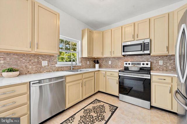 16 LINDA LN, Aston, PA 19014